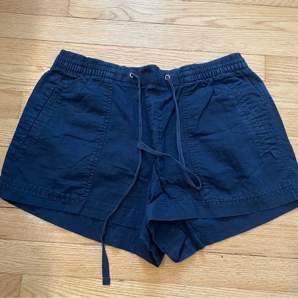 Gap 2.5” inseam L shorts navy pull on